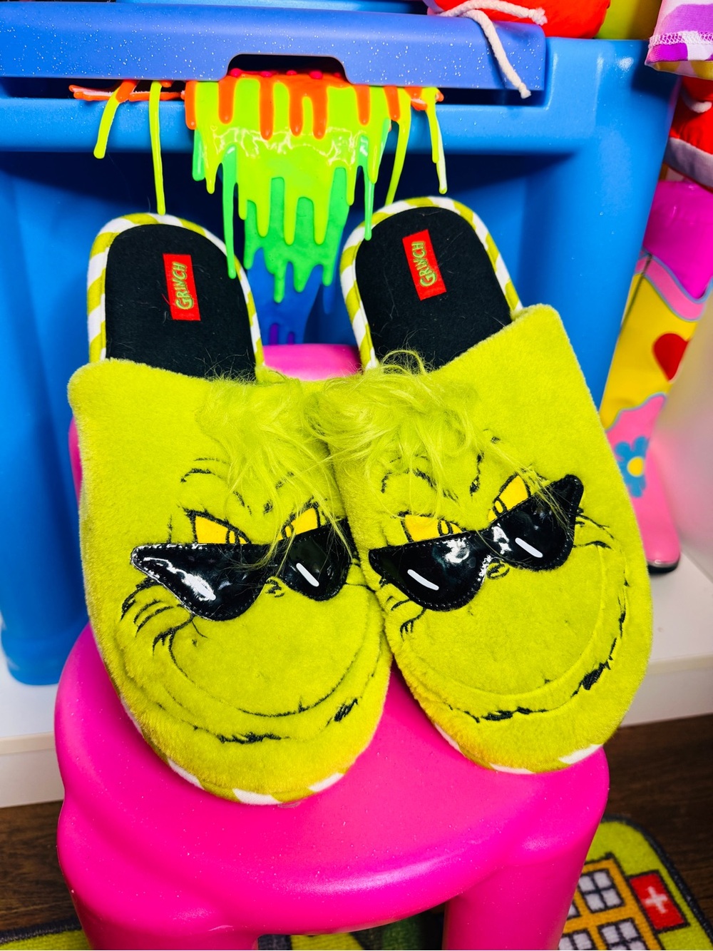 The Grinch Women's Plush Slide Slippers in Neon Green